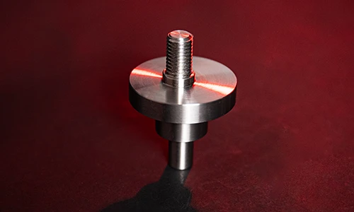 CNC-Drehteil mit Flansch und Gewindezapfen
