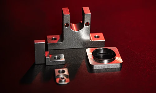 CNC-Frästeile: Halterung und Flanschplatte aus Metall